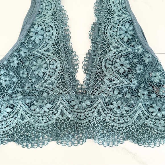 Victoria’s Secret Plunge Crochet Lace Bralette XS French Sage Teal - Picture 3 of 6